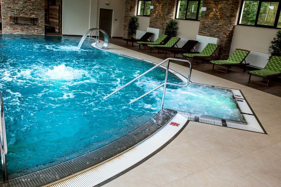 Zona de hidromasaj integrată în piscina de inox, cu jeturile pornite