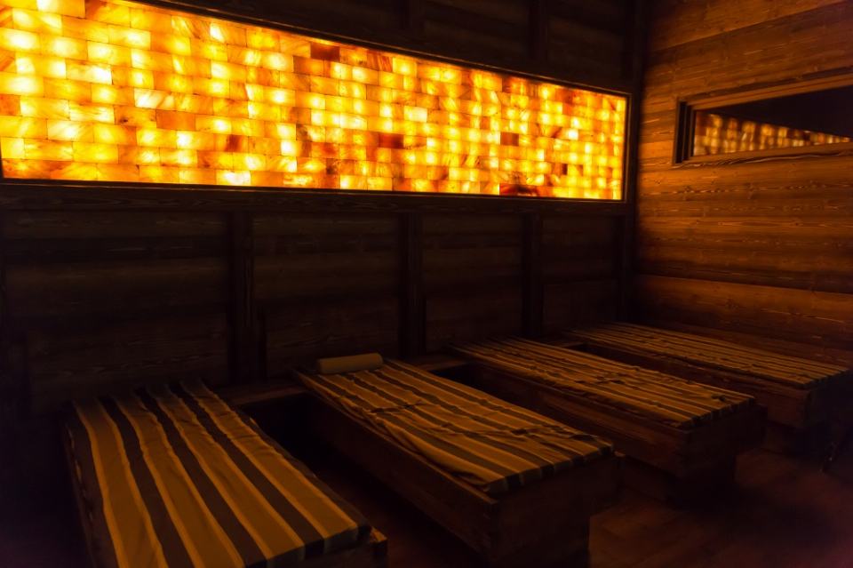 Salină cu sare de Himalaya iluminată din spate și bănci de lemn la Centrul Spa Lidana