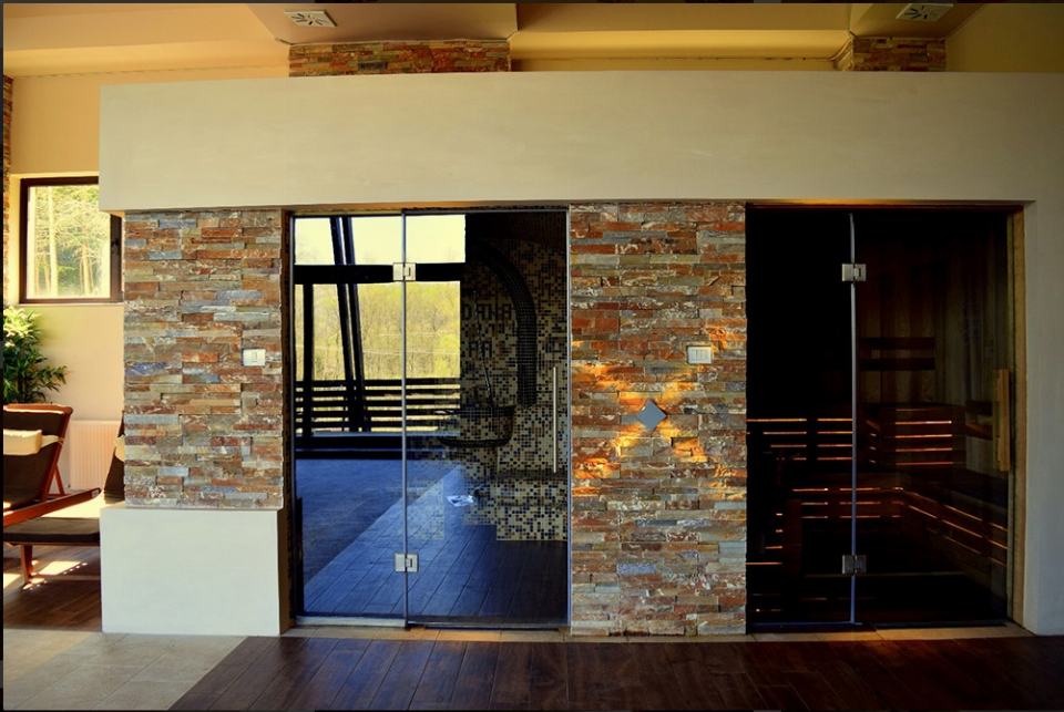 Zona de saune a Centrului Spa Lidana — în stânga sauna umedă, în dreapta sauna uscată finlandeză