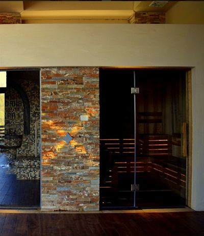 Sauna finlandeză uscată din lemn la Centrul Spa Lidana