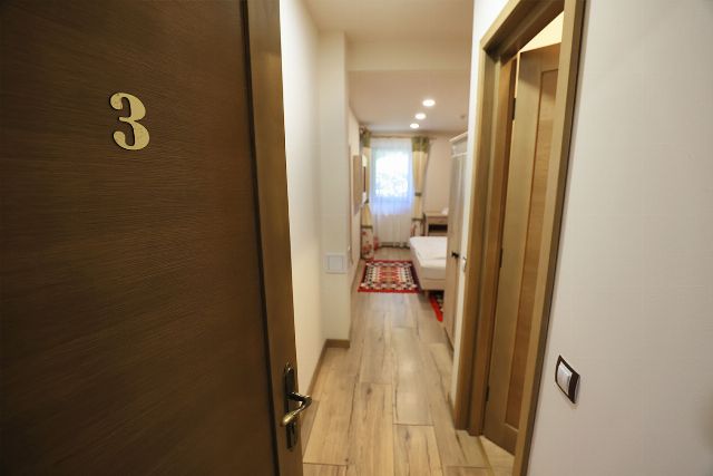 Intrarea în camerei 3 din Vila Savel, marcată cu numărul camerei