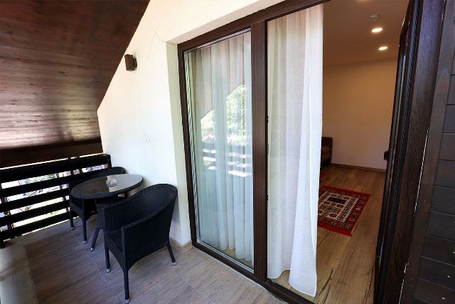 Balconul camerei 5 din Vila Savel, cu masă și scaune