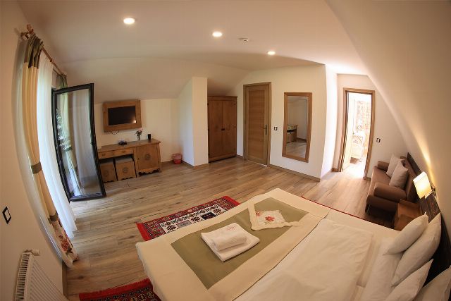 Camera 8 din Vila Savel, cu două paturi twin, birou de lemn și televizor cu ecran plat