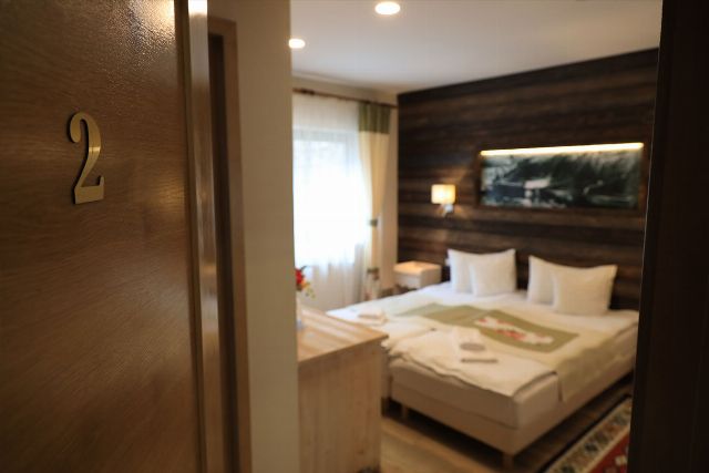 Intrarea în camerei 2 din Vila Zamfira, marcată cu numărul camerei