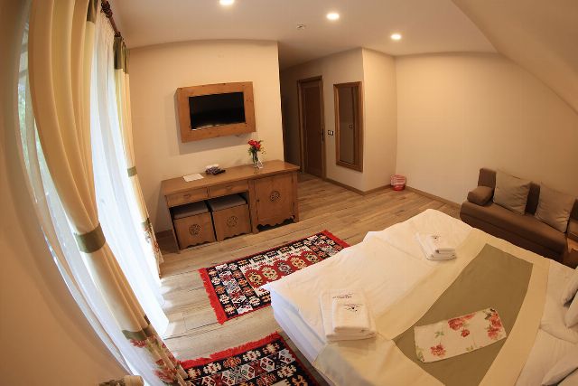 Camera 4 din Vila Zamfira, văzută dinspre ușă, cu două paturi twin și noptiere de lemn masiv