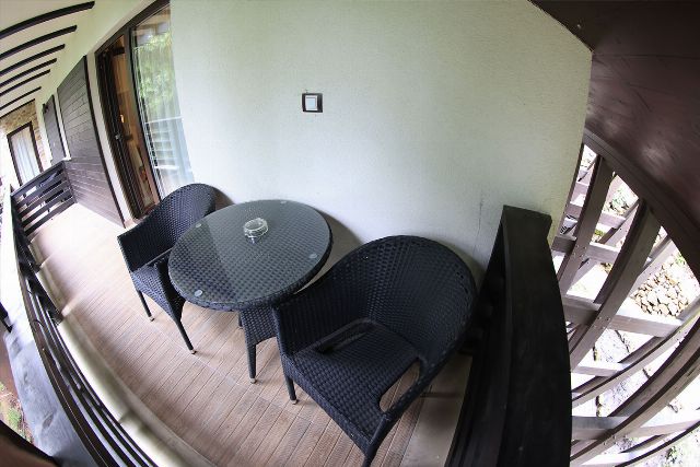 Balconul camerei 5 din Vila Zamfira, cu masă și scaune